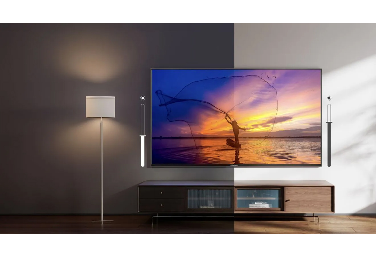 Απεικονίζεται η τηλεόραση σε δωμάτιο με λευκό και μαύρο φόντο και διαφοροποιημένα χρώματα ανάλογα την περίπτωση.